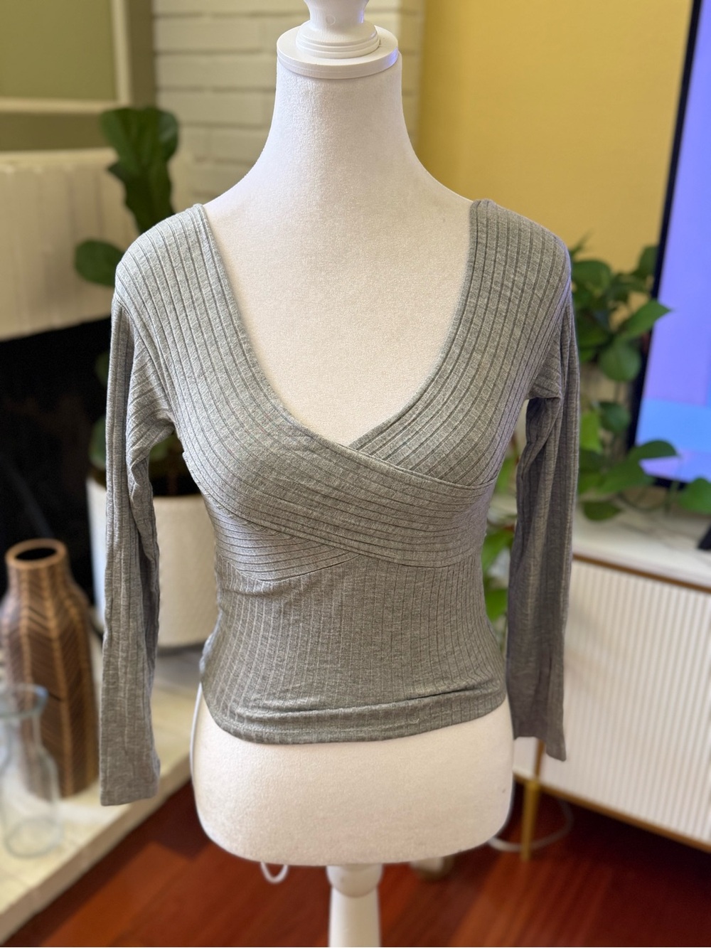 BCBGeneration Gray Ribbed Off-Shoulder Top - Picture 3 of 10